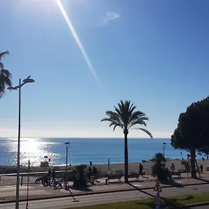 appartement-au-bord-de-la-mer-vue-plage-piscine-parking.fr-provencehotel.com/